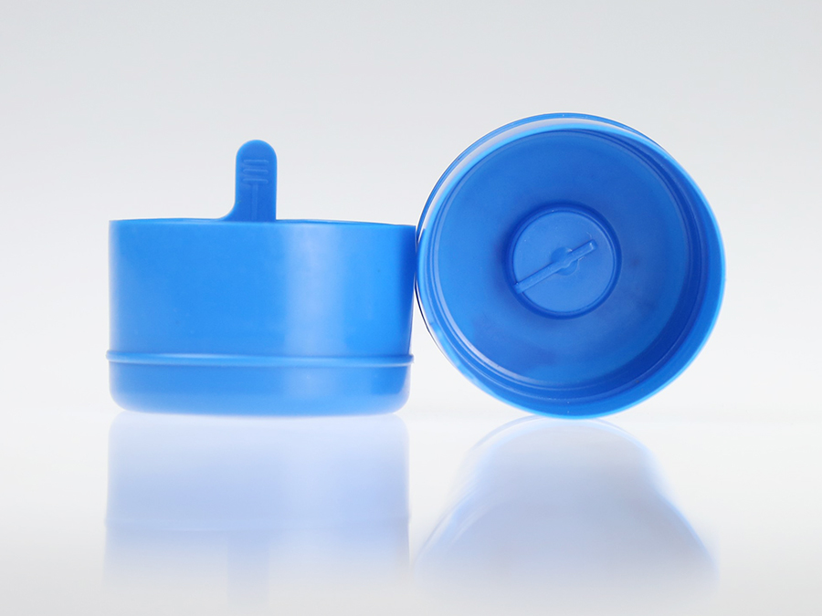 产品特征： 产地：广西 品牌：瑞科冠 模具型号：Z9 包装：800个/箱 材料：PE 适用范围：三加仑、五加仑水桶 类型：可撕边 颜色：白色、蓝色或者定制颜色 特征：密封、防尘 加工定制：可以  产品详情:  1. 使用进口塑胶模具钢材，使用饮水级PE料  2. 国际标准尺寸，通用大多数水厂桶装水瓶盖 3. 一次性硅胶瓶盖更具防尘、防漏水，安全卫生 4. 高精密，热流道工艺无水口 ，生产效率高 5. 防漏水工艺，环保无公害